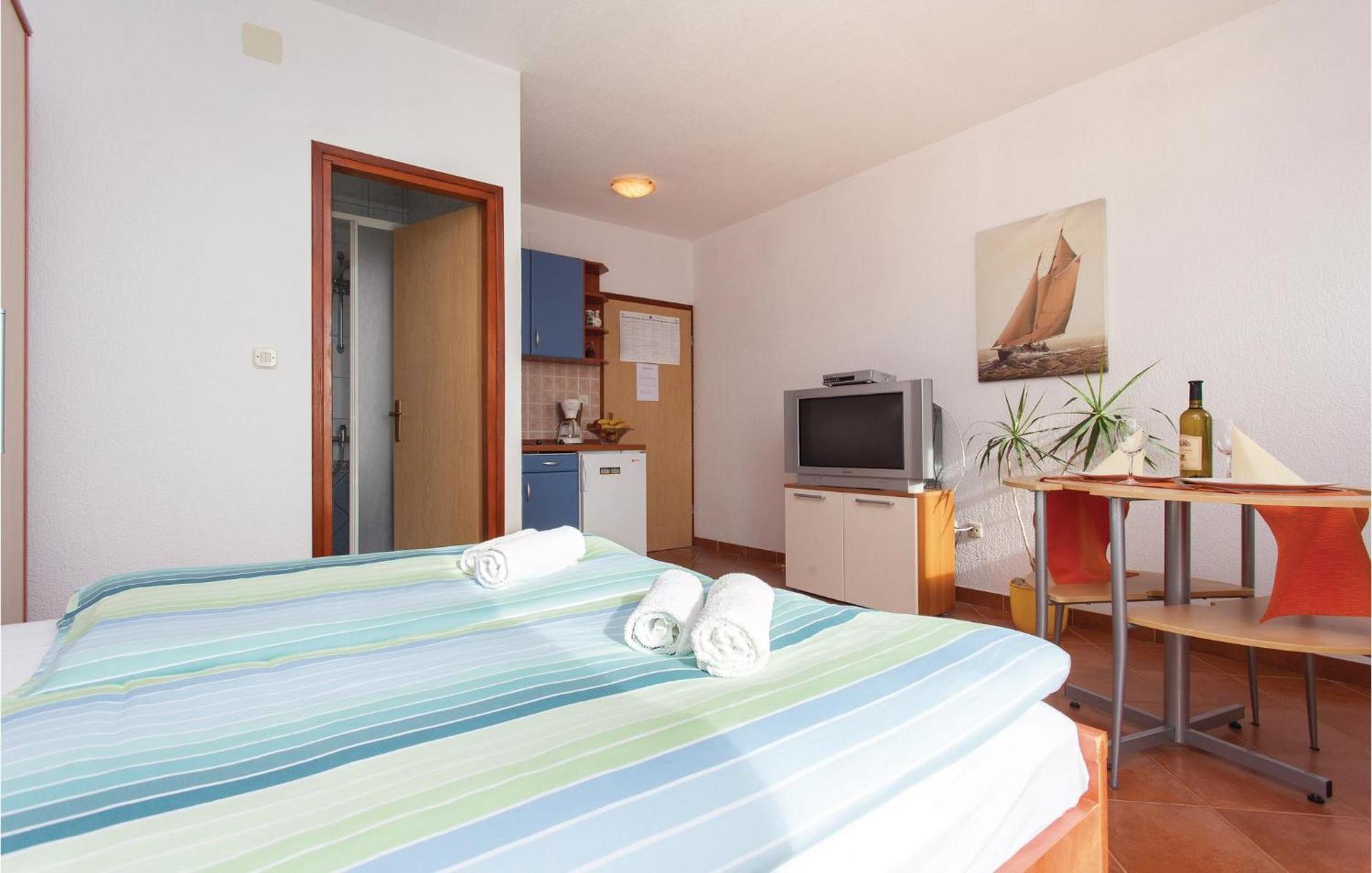 Stunning Apartment In Kornic With House Sea View Eksteriør billede